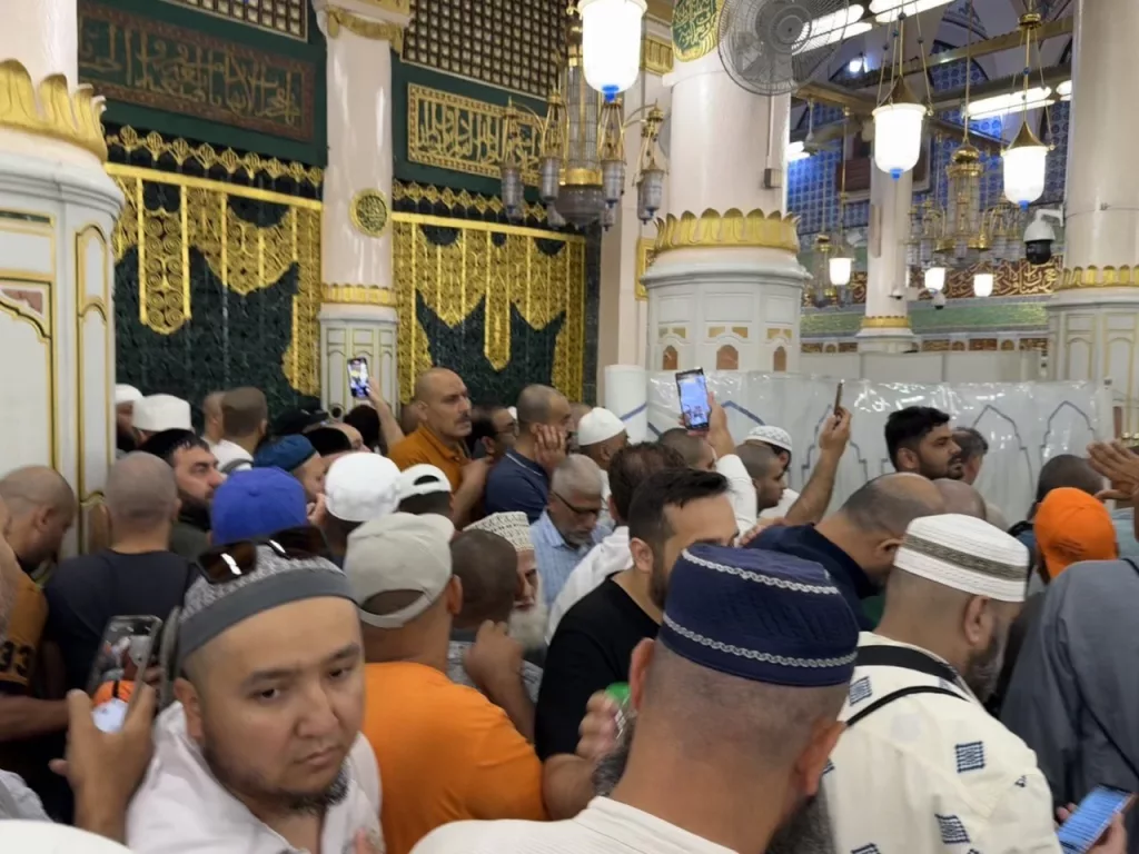 HACILAR 'CENNET BAHÇESİNE' KOŞTU MEKKE-İ MÜKERREME'DE HAC MENASİKLERİNİ YERİNE GETİREREK, HACI ÜNVANINA KAVUŞAN MİLYONLARCA MÜSLÜMAN MEDİNE-İ MÜNEVVERE'YE GEÇEREK, PEYGAMBER EFENDİMİZİ (SALLALLÂHU ALEYHİ VE SELLEM) ZİYARET EDİYOR MESCİDİ NEBEVİ'DE RANDEVU İLE GİRİLEBİLEN RAVZA-İ MUTAHHARA (CENNET BAHÇESİ) HER BİR HACI İÇİN 15 DAKİKA DUA ETME İMKANI SAĞLANIYOR
