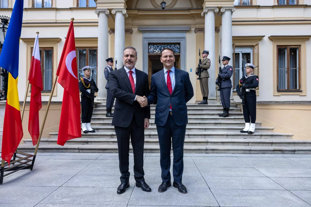 BAKAN FİDAN, POLONYALI MEVKİDAŞI SİKORSKİ İLE GÖRÜŞTÜ
