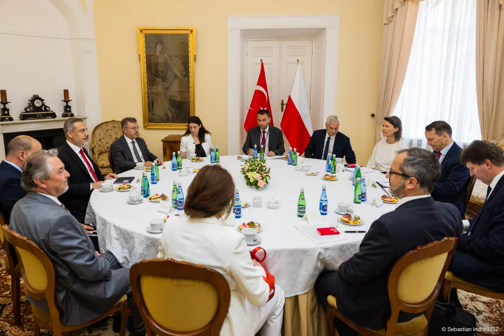 BAKAN FİDAN, POLONYALI MEVKİDAŞI SİKORSKİ İLE GÖRÜŞTÜ