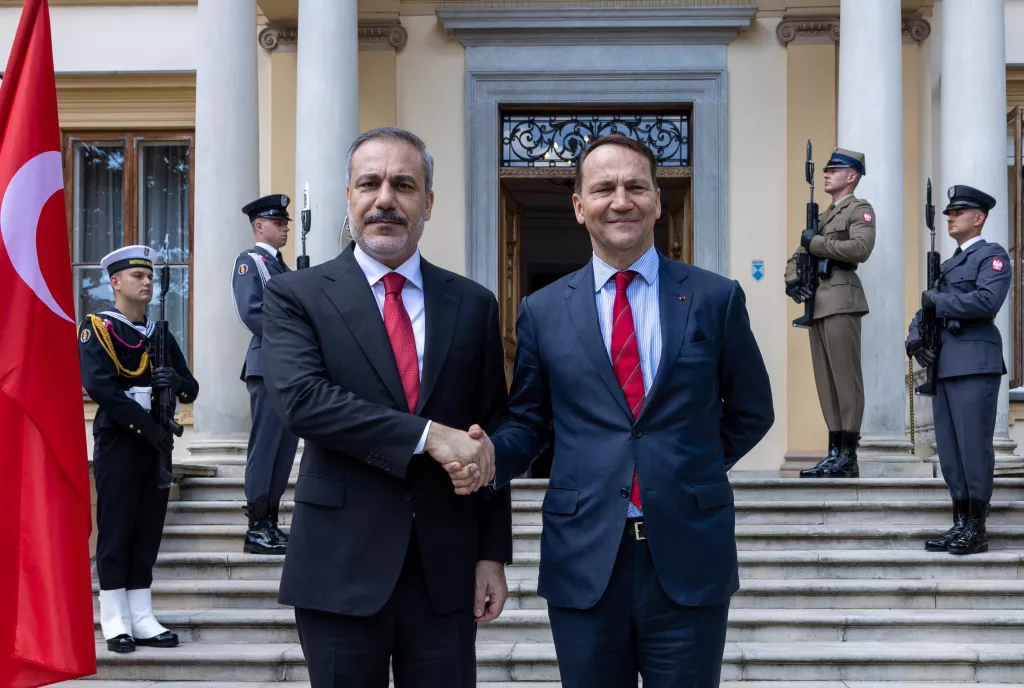BAKAN FİDAN, POLONYALI MEVKİDAŞI SİKORSKİ İLE GÖRÜŞTÜ