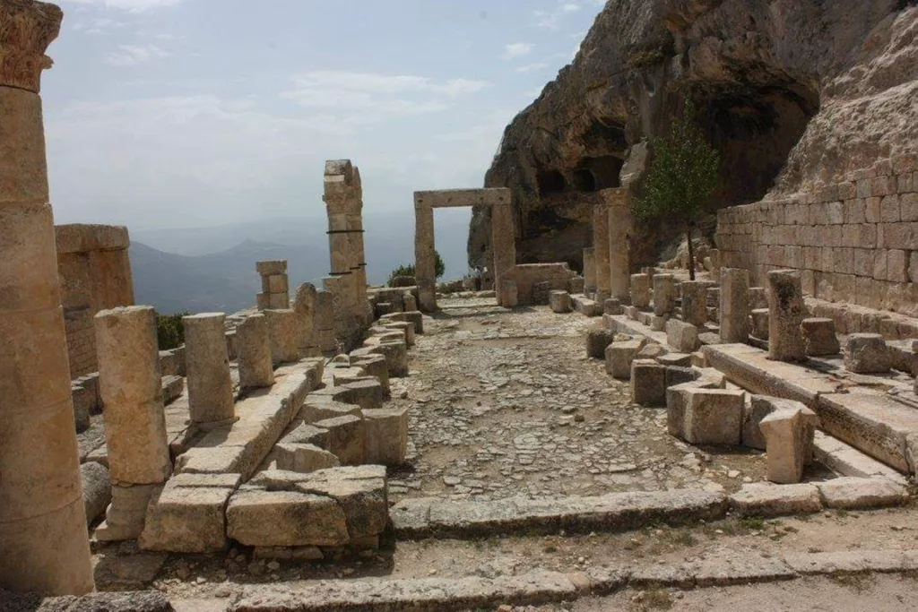 MERSİN'DE TURİZMİNİN YENİ UMUDU ALAHAN MANASTIRI MERSİN MUT BELEDİYE BAŞKANI MURAT ORHAN, ALAHAN MANASTIRI'NIN İL GENELİNDE UNESCO DÜNYA MİRAS GEÇİCİ LİSTESİNDE YER ALAN 4 KÜLTÜR VARLIĞINDAN BİRİ OLDUĞUNA DİKKAT ÇEKEREK TURİSTLERİN İLGİ ODAĞI OLDUĞUNU SÖYLEDİ