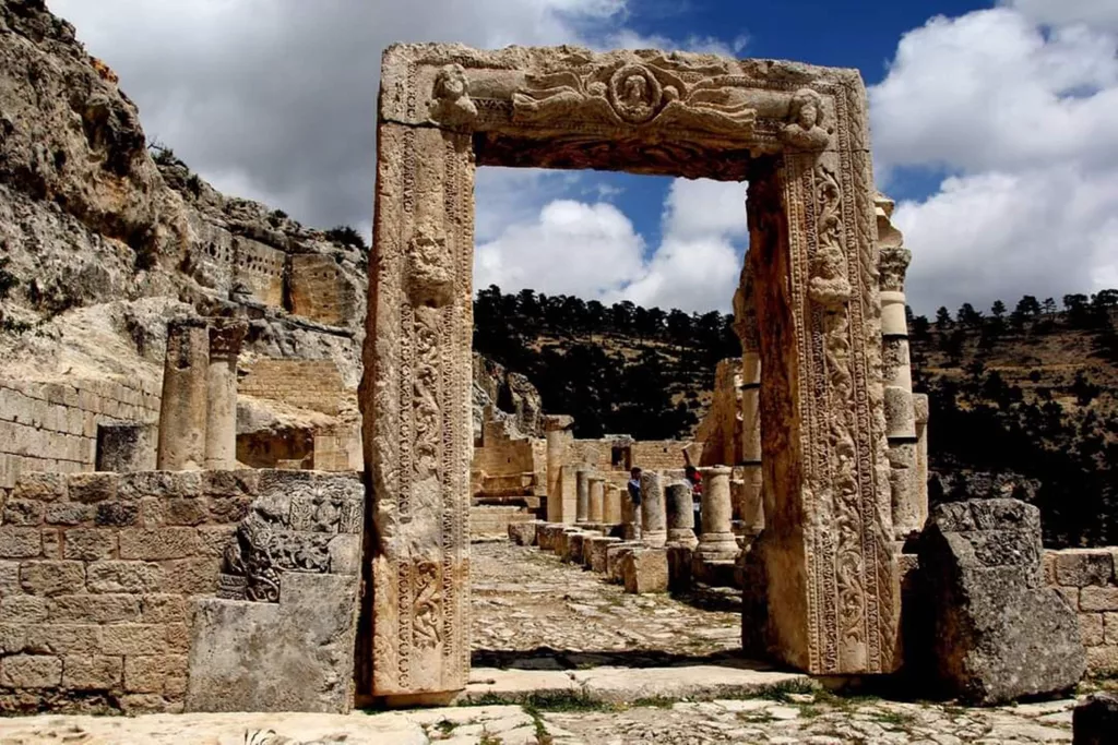 MERSİN'DE TURİZMİNİN YENİ UMUDU ALAHAN MANASTIRI MERSİN MUT BELEDİYE BAŞKANI MURAT ORHAN, ALAHAN MANASTIRI'NIN İL GENELİNDE UNESCO DÜNYA MİRAS GEÇİCİ LİSTESİNDE YER ALAN 4 KÜLTÜR VARLIĞINDAN BİRİ OLDUĞUNA DİKKAT ÇEKEREK TURİSTLERİN İLGİ ODAĞI OLDUĞUNU SÖYLEDİ