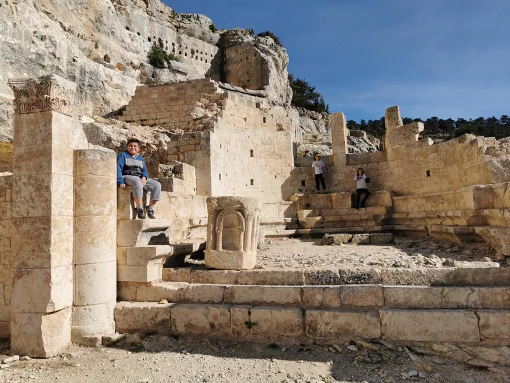 MERSİN'DE TURİZMİNİN YENİ UMUDU ALAHAN MANASTIRI MERSİN MUT BELEDİYE BAŞKANI MURAT ORHAN, ALAHAN MANASTIRI'NIN İL GENELİNDE UNESCO DÜNYA MİRAS GEÇİCİ LİSTESİNDE YER ALAN 4 KÜLTÜR VARLIĞINDAN BİRİ OLDUĞUNA DİKKAT ÇEKEREK TURİSTLERİN İLGİ ODAĞI OLDUĞUNU SÖYLEDİ