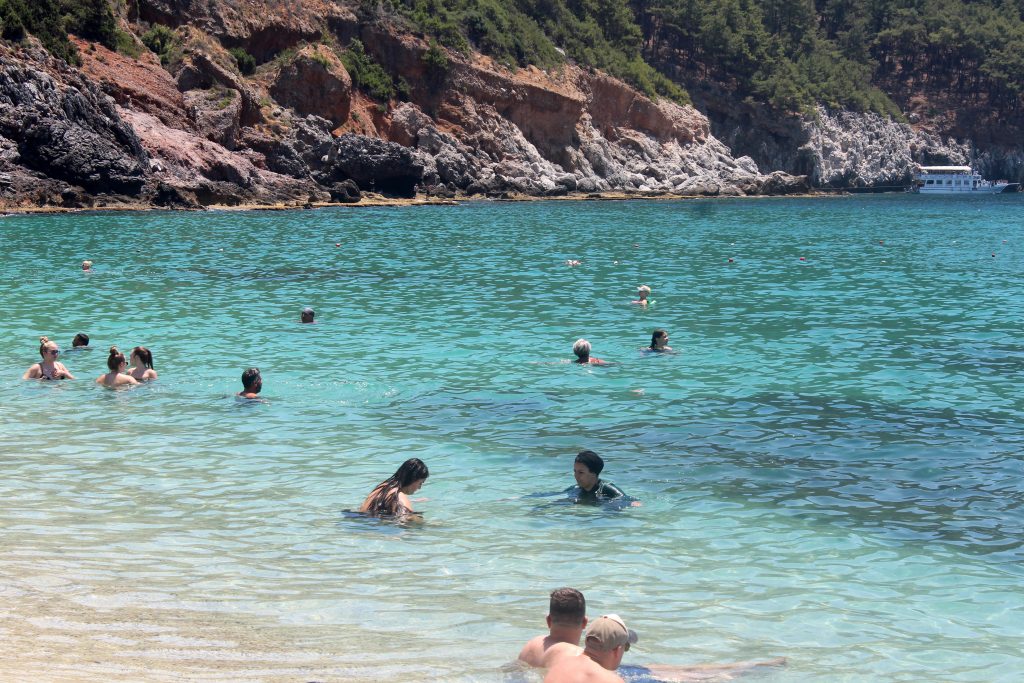 ALANYA'DA SICAK HAVANIN KEYFİNİ DÜNYACA ÜNLÜ DAMLATAŞ PLAJI'NDA ÇIKARDILAR ALANYA'DA HAVA SICAKLIĞI 33 DERECEYE YÜKSELDİ, DAMLATAŞ PLAJI DOLDU