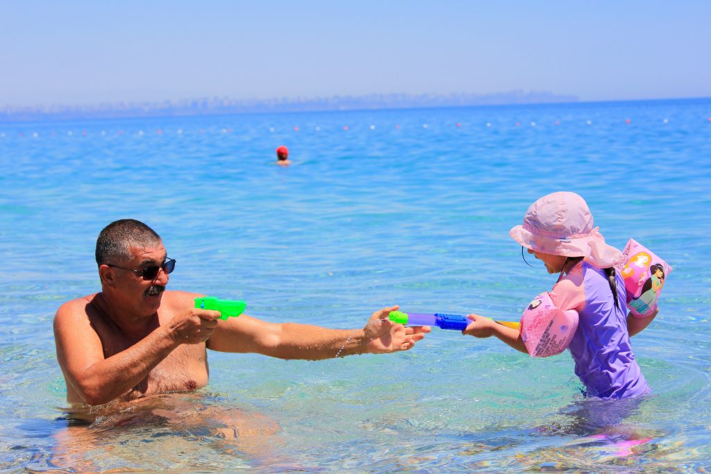 ANTALYA'DA ANİ SICAKLIK ARTIŞI TERMOMETRELERİ ÇILDIRTTI ANTALYA'DA TERMOMETRELER 41 DERECEYİ GÖSTERDİ, HAFTA İÇİ SAHİL DOLDU TAŞTI