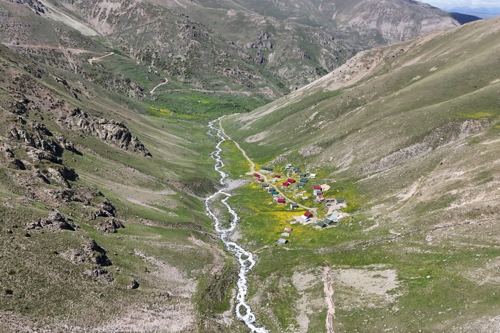 DULAĞA YAYLASI'NIN ALPLER'İ ARATMAYAN GÜZELLİĞİ GÜMÜŞHANE'NİN DULAĞA YAYLASI'NIN NEFES KESEN GÜZELLİĞİ KAMERALARA YANSIDI