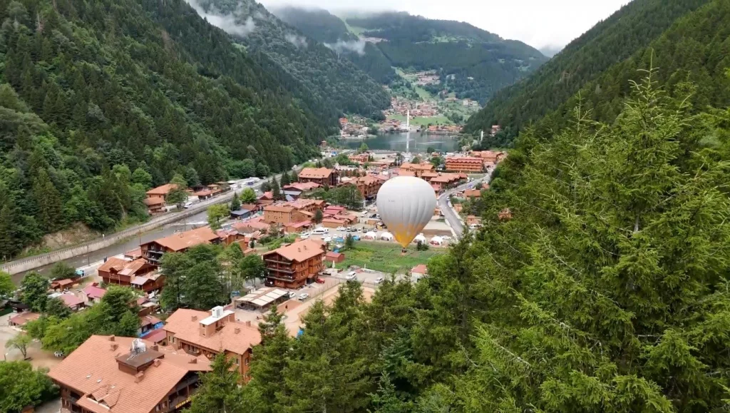 UZUNGÖL'Ü BALONDAN İZLEYECEKLER HAVA VE COĞRAFİ ŞARTLAR NEDENİYLE ŞUAN İÇİN YERDEN SADECE 60 METRE HAVALANABİLECEK SEPETLİ SICAK HAVA BALONU İLE ZİYARETÇİLERE UZUNGÖL MANZARASI İZLETİLECEK