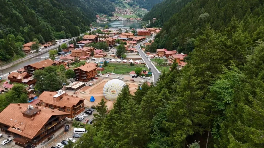 UZUNGÖL'Ü BALONDAN İZLEYECEKLER HAVA VE COĞRAFİ ŞARTLAR NEDENİYLE ŞUAN İÇİN YERDEN SADECE 60 METRE HAVALANABİLECEK SEPETLİ SICAK HAVA BALONU İLE ZİYARETÇİLERE UZUNGÖL MANZARASI İZLETİLECEK
