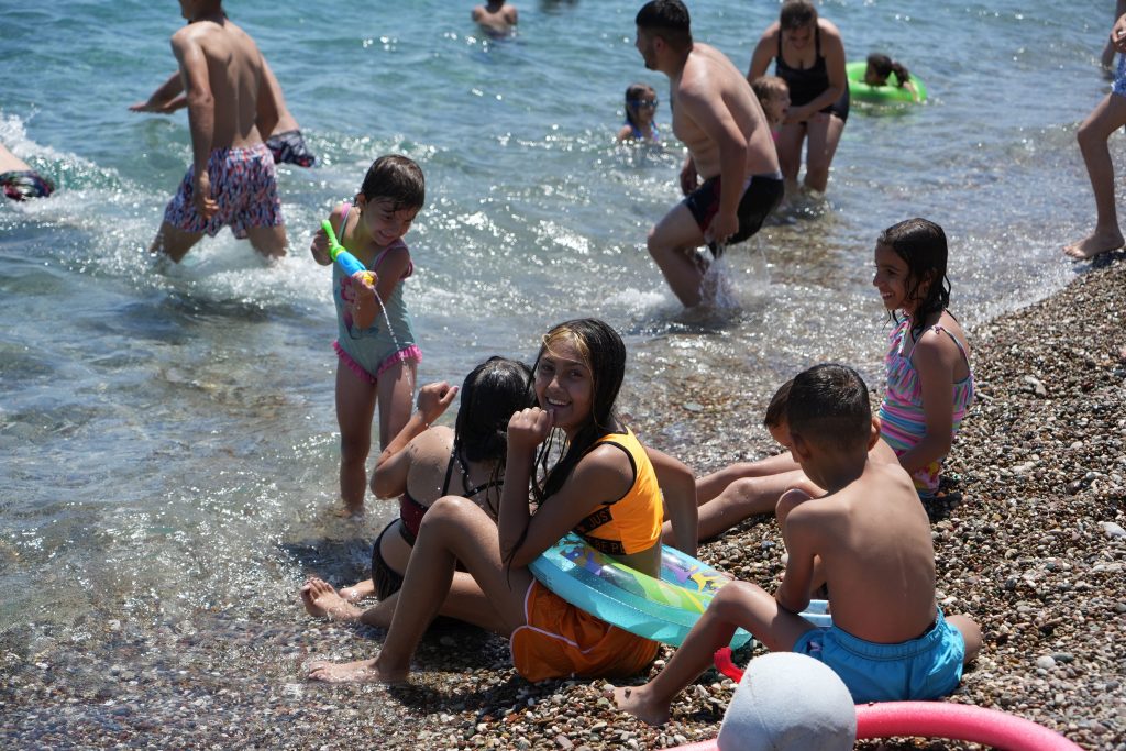 ANTALYA'DA SICAKTAN BUNALANLAR SAHİLE KOŞTU TERMOMETRELER 38 DERECEYİ GÖSTERDİ, SAHİLLER DOLDU TAŞTI
