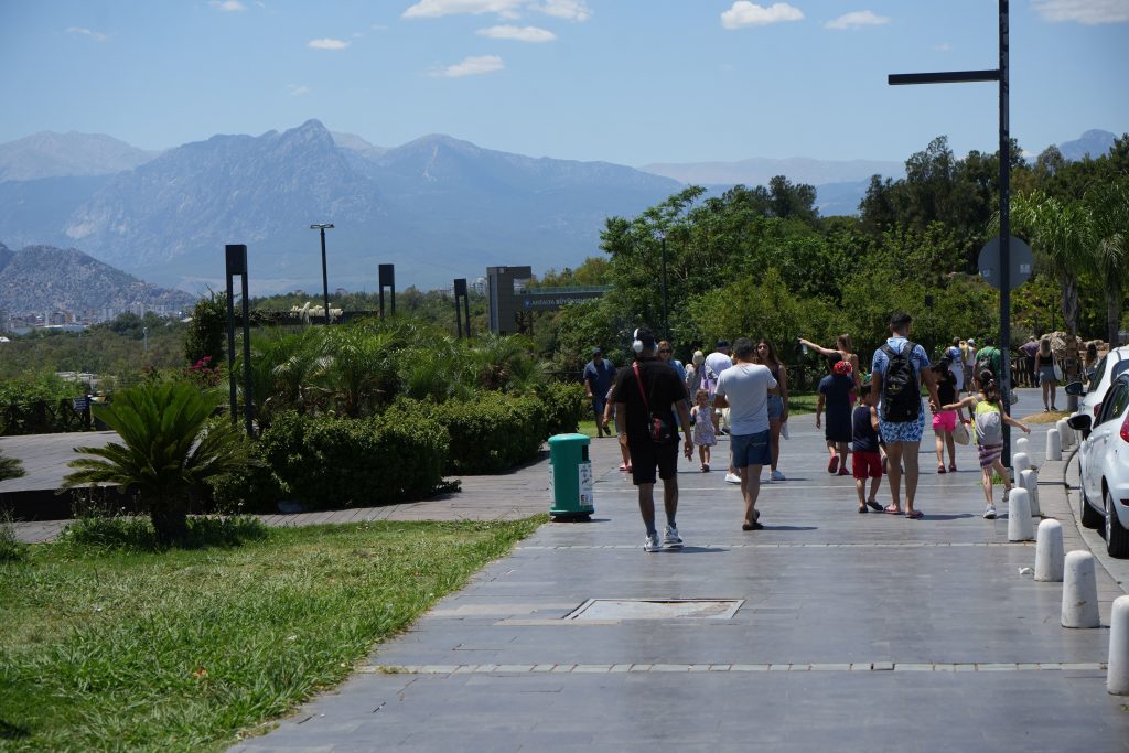 ANTALYA'DA SICAKTAN BUNALANLAR SAHİLE KOŞTU TERMOMETRELER 38 DERECEYİ GÖSTERDİ, SAHİLLER DOLDU TAŞTI