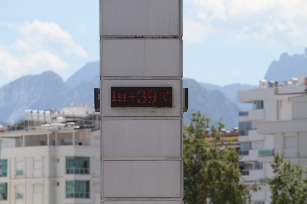 ANTALYA'DA SICAKTAN BUNALANLAR SAHİLE KOŞTU TERMOMETRELER 38 DERECEYİ GÖSTERDİ, SAHİLLER DOLDU TAŞTI
