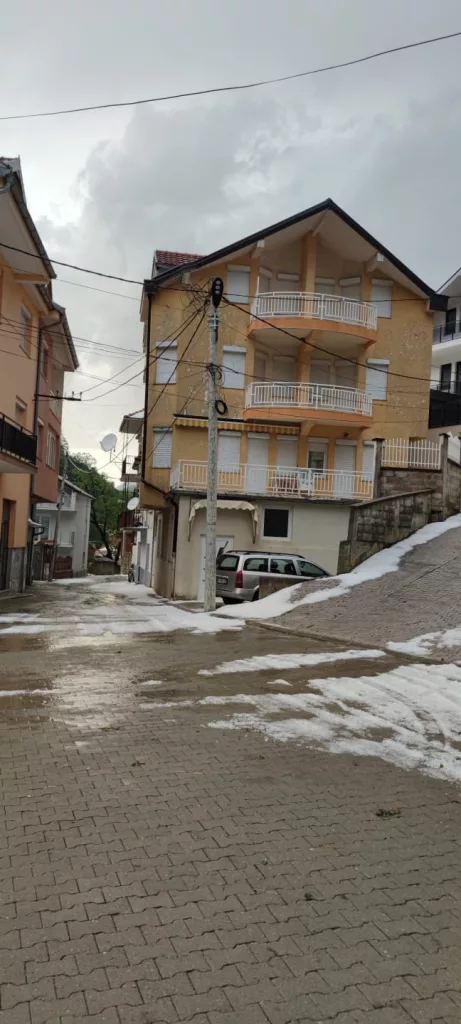 KOSOVA'DA CEVİZ BÜYÜKLÜĞÜNDE DOLU