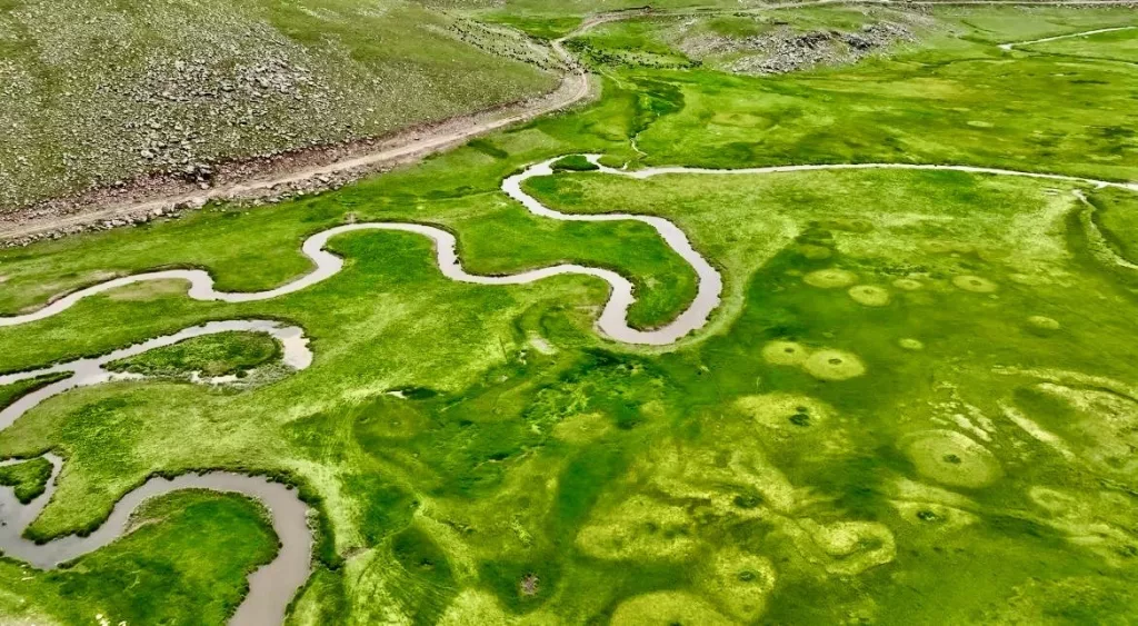 AĞRI'NIN VOLKANİK PLATOLARINDAKİ MENDERESLER DRONLA GÖRÜNTÜLENDİ