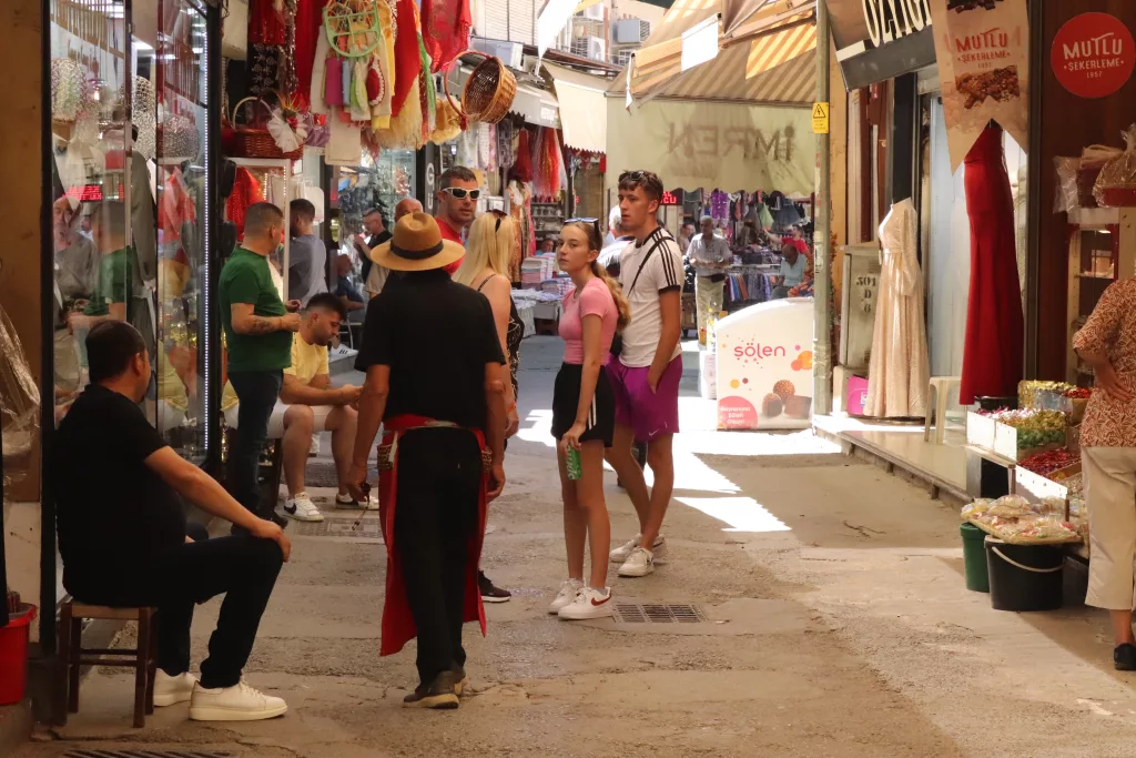 KEMERALTI ÇARŞISI'NDA KURBAN BAYRAMI YOĞUNLUĞU