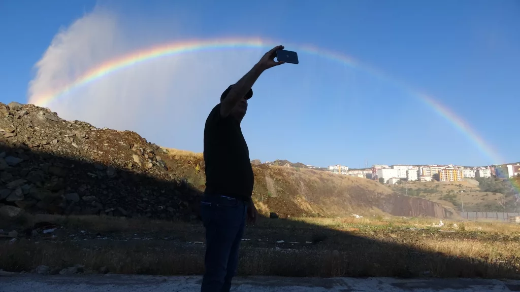 YOZGAT'TA ŞEHRİN ANA SU BORU HATTI PATLADI, ORTAYA GÖKKUŞAĞI ÇIKTI