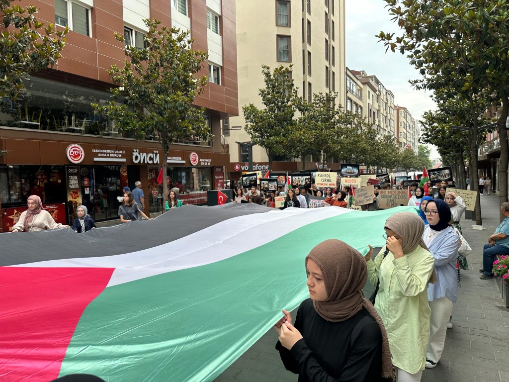 BALIKESİR'DE LİSE ÖĞRENCİLERİNDEN GAZZE'YE DESTEK YÜRÜYÜŞÜ