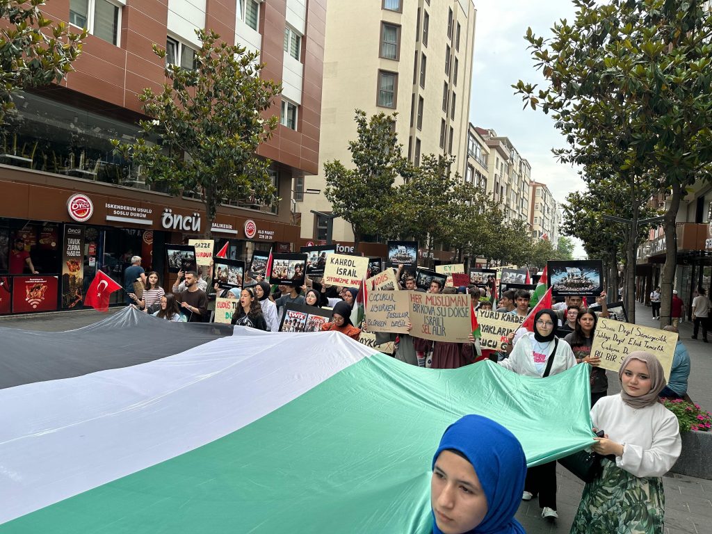 BALIKESİR'DE LİSE ÖĞRENCİLERİNDEN GAZZE'YE DESTEK YÜRÜYÜŞÜ