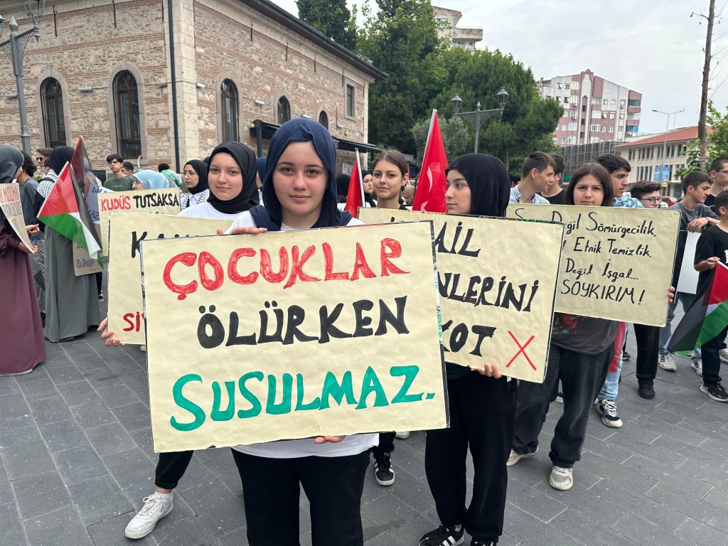BALIKESİR'DE LİSE ÖĞRENCİLERİNDEN GAZZE'YE DESTEK YÜRÜYÜŞÜ