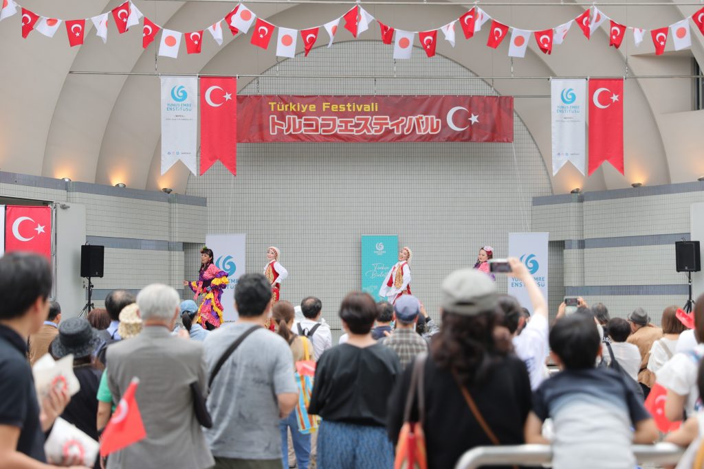 JAPONLAR, TÜRK MÜZİKLERİ EŞLİĞİNDE HALAY ÇEKTİ