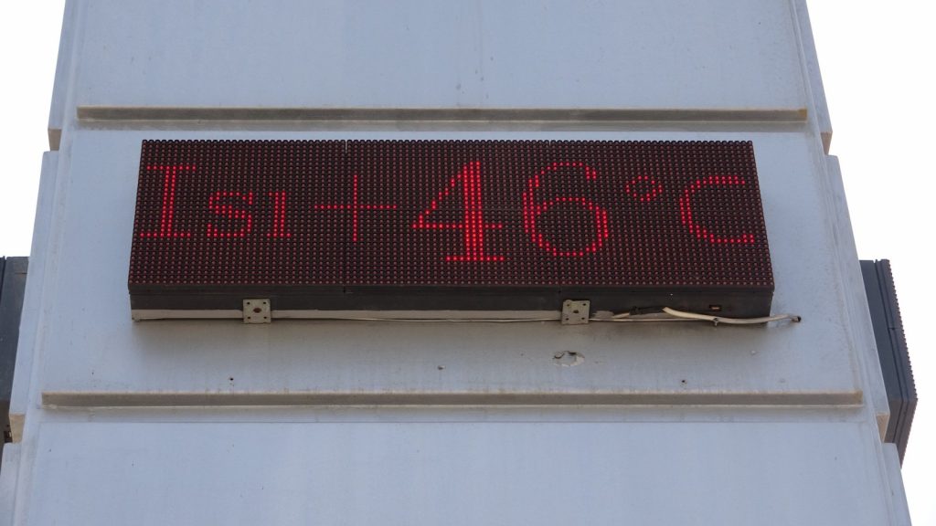 ANTALYA'DA TERMOMETRELER 46 DERECEYİ GÖSTERDİ, SAHİLLER BOŞALDI