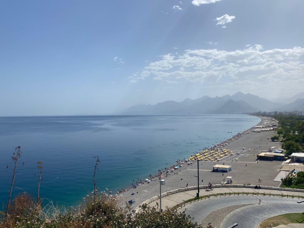 ANTALYA'DA TERMOMETRELER 46 DERECEYİ GÖSTERDİ, SAHİLLER BOŞALDI