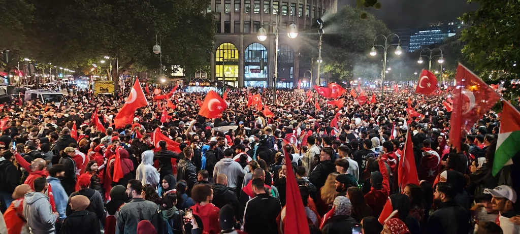 BERLİN'DE ÇEYREK FİNAL COŞKUSUNA 10 BİN TÜRK KATILDI
