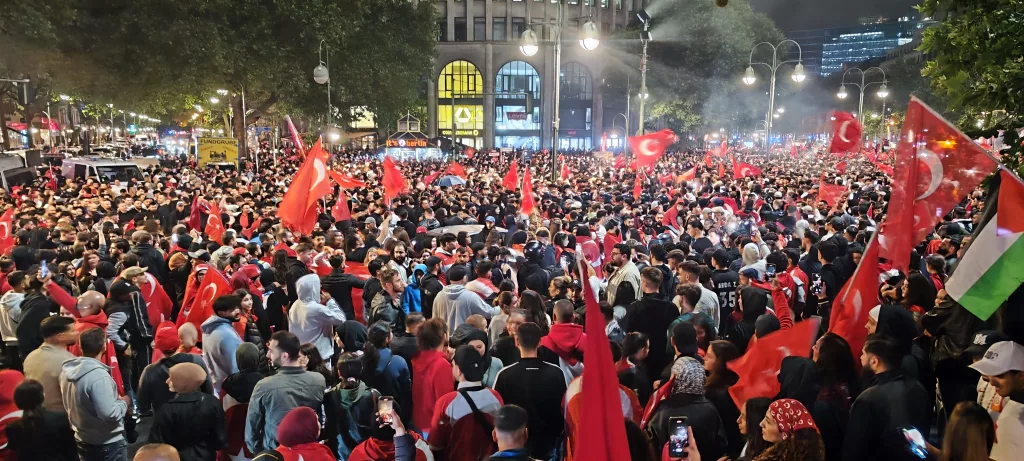 BERLİN'DE ÇEYREK FİNAL COŞKUSUNA 10 BİN TÜRK KATILDI