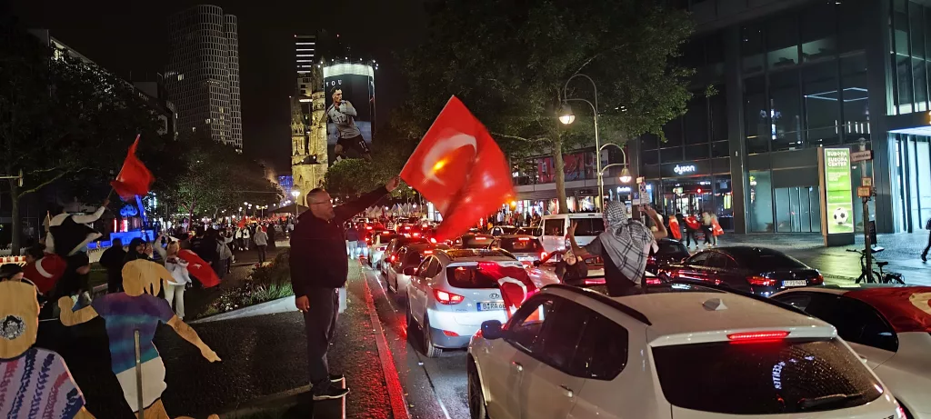BERLİN'DE ÇEYREK FİNAL COŞKUSUNA 10 BİN TÜRK KATILDI