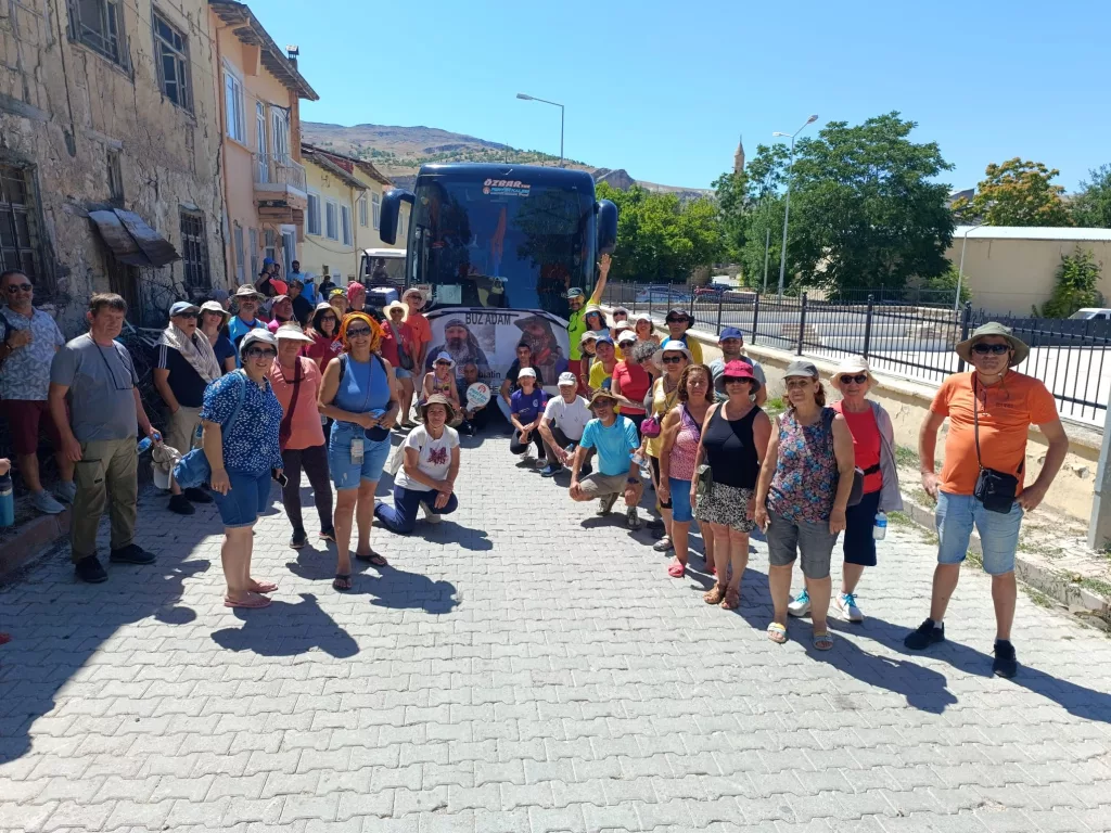 BATIDAN DOĞUYA TURİZM GÖÇÜ EGE'DEN ÇIKIP BİN 500 KİLOMETRE UZAKLIKTAKİ ÇEMİŞGEZEK İLÇESİNDE TATİL YAPTILAR