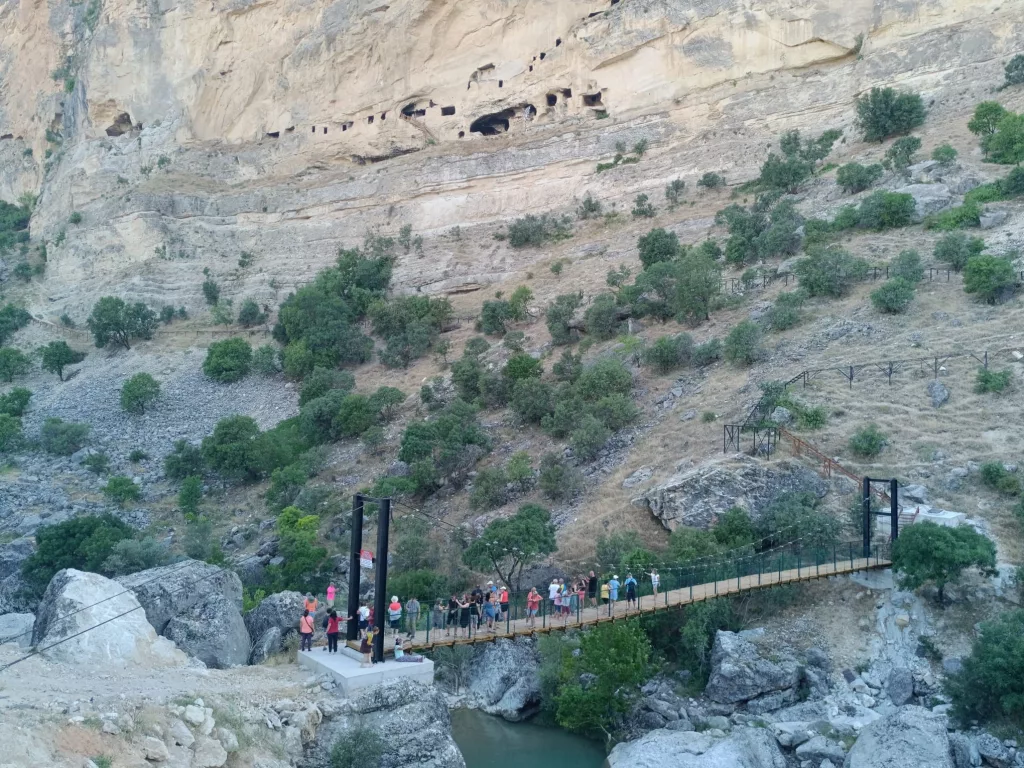 BATIDAN DOĞUYA TURİZM GÖÇÜ EGE'DEN ÇIKIP BİN 500 KİLOMETRE UZAKLIKTAKİ ÇEMİŞGEZEK İLÇESİNDE TATİL YAPTILAR