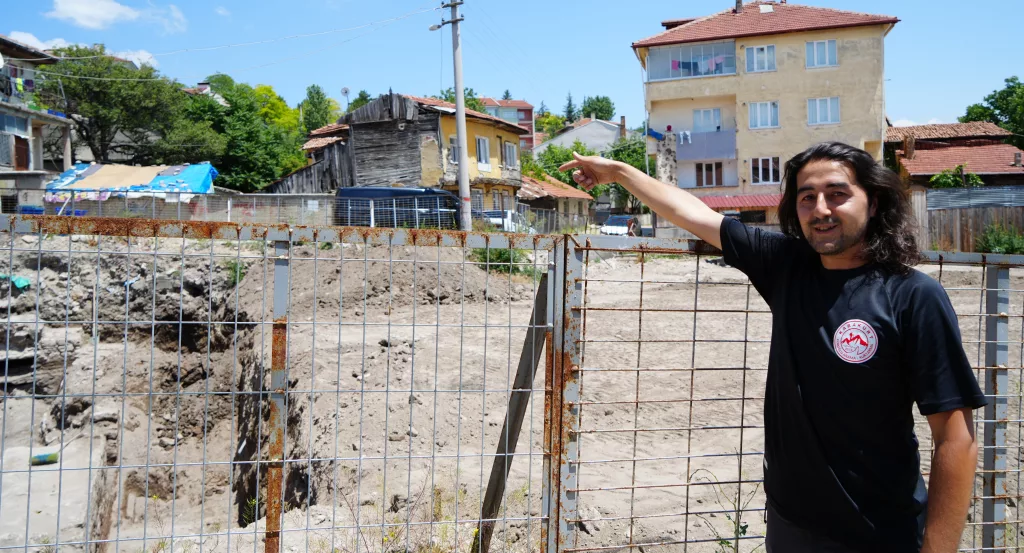 TARİHİ HAMAMIN BULUNDUĞU İNŞAAT KAZISINDA HUMMALI ÇALIŞMA ROMA DÖNEMİNE AİT KALINTILAR ORTAYA ÇIKTI