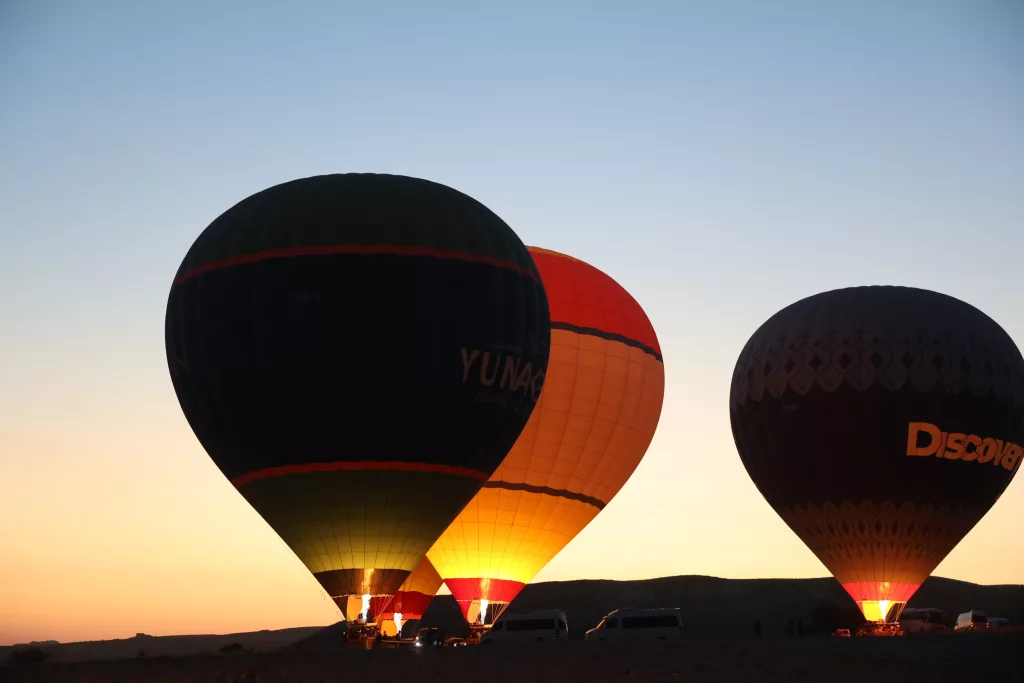 SICAK HAVA BALONLARI 15 TEMMUZ'DA TÜRK BAYRAĞI VE PANKARTLARLA HAVALANDI