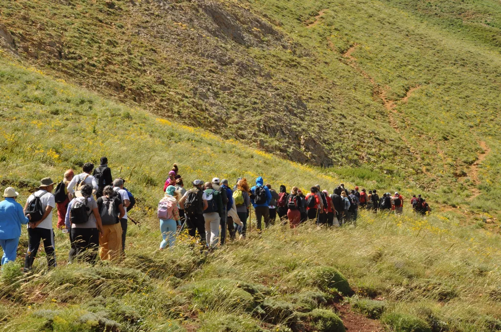 TUNCELİ'DE DOĞA HARİKASI KRATER GÖLÜNE GEZİ TUNCELİ'DE, ONLARCA KİŞİNİN KATILIMIYLA 3 BİN RAKIMLI KRATER GÖLÜNE GEZİ