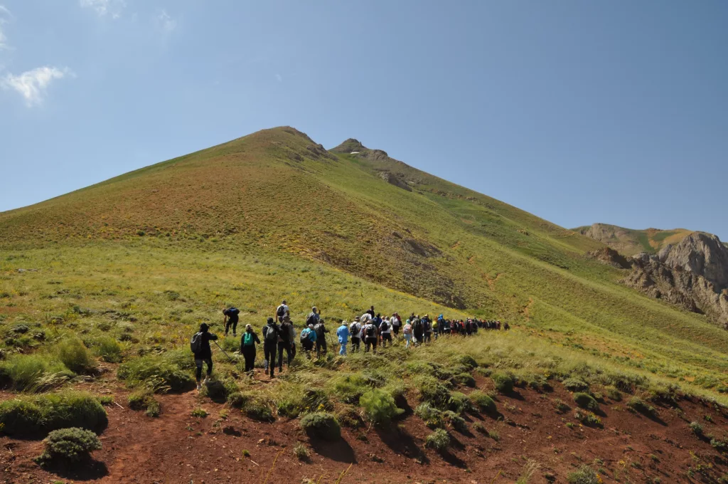 TUNCELİ'DE DOĞA HARİKASI KRATER GÖLÜNE GEZİ TUNCELİ'DE, ONLARCA KİŞİNİN KATILIMIYLA 3 BİN RAKIMLI KRATER GÖLÜNE GEZİ