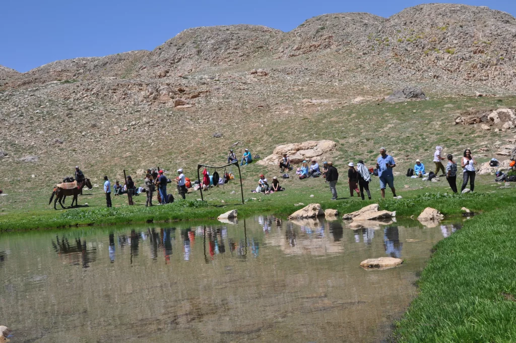 TUNCELİ'DE DOĞA HARİKASI KRATER GÖLÜNE GEZİ TUNCELİ'DE, ONLARCA KİŞİNİN KATILIMIYLA 3 BİN RAKIMLI KRATER GÖLÜNE GEZİ