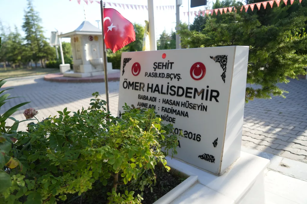 15 TEMMUZ KAHRAMANI ŞEHİT ÖMER HALİSDEMİR'İN KABRİ ZİYARETÇİ AKININA UĞRUYOR