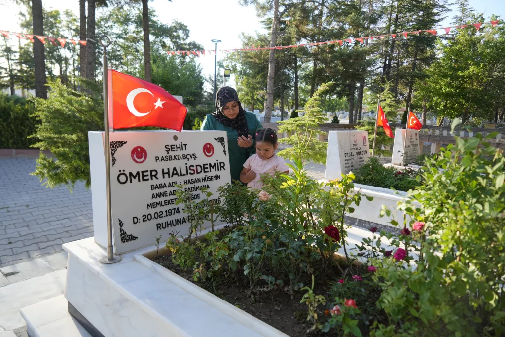 15 TEMMUZ KAHRAMANI ŞEHİT ÖMER HALİSDEMİR'İN KABRİ ZİYARETÇİ AKININA UĞRUYOR