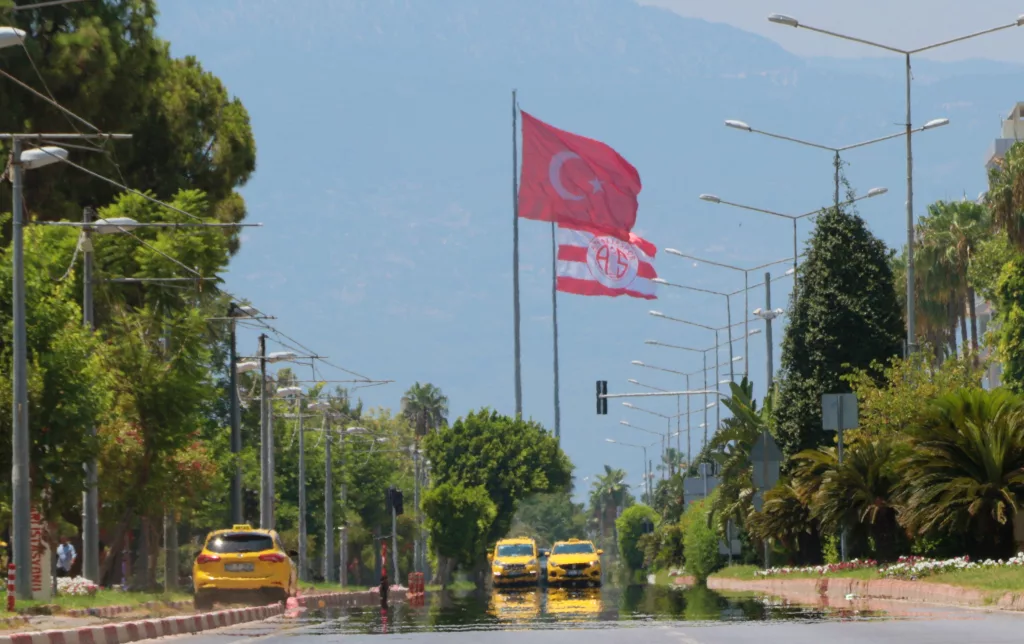 ANTALYA'DA REKOR SICAKLIK NEDENİYLE SOKAKLAR BOŞALDI, SAHİLLER DOLDU ANTALYA İÇİN 'TEHLİKELİ SICAKLIK' UYARISI SOKAKLARI BOŞALTTI