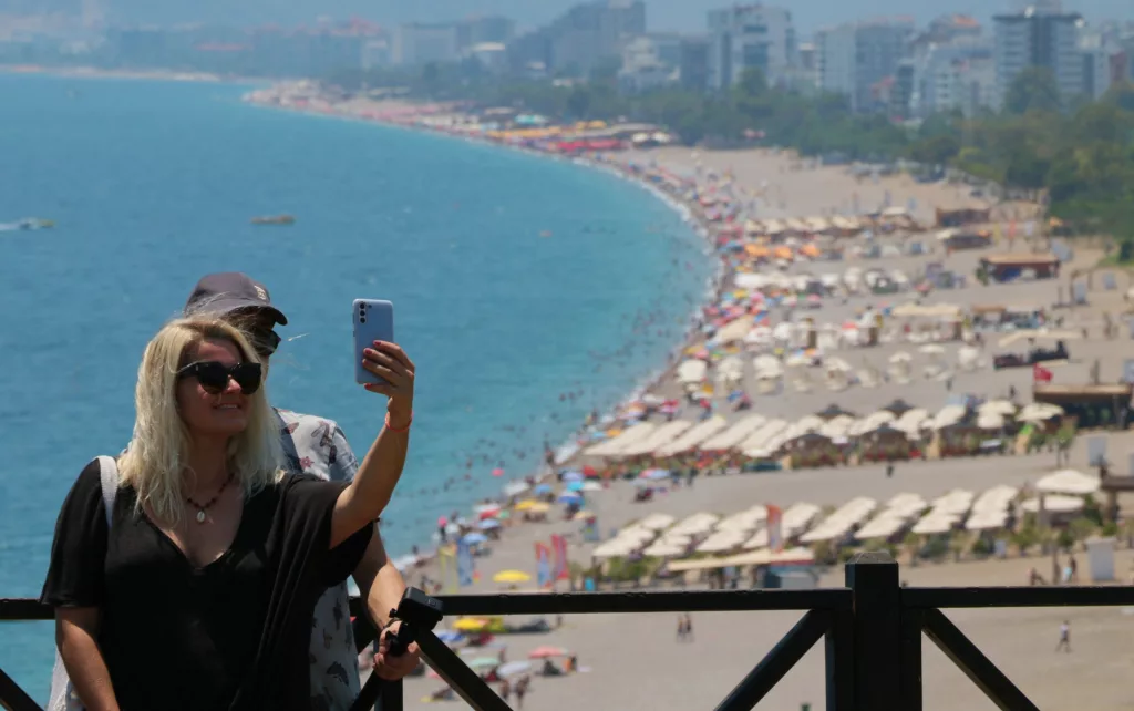 ANTALYA'DA REKOR SICAKLIK NEDENİYLE SOKAKLAR BOŞALDI, SAHİLLER DOLDU ANTALYA İÇİN 'TEHLİKELİ SICAKLIK' UYARISI SOKAKLARI BOŞALTTI