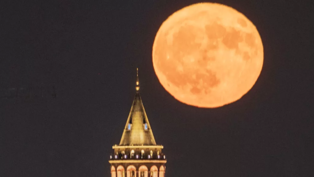 DOLUNAY İLE GALATA KULESİ BULUŞTU