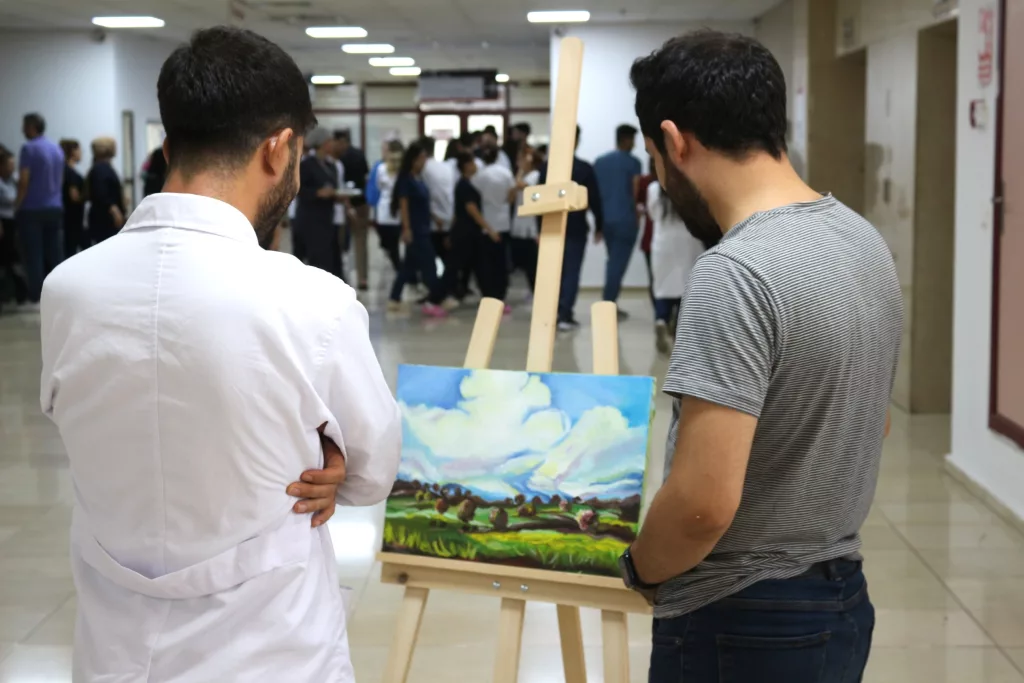 COVİD SÜRECİNDE BAŞLAYAN RESİM TUTKUSUNUN BAŞARISINI ÇALIŞTIĞI HASTANEDE SERGİLEDİ