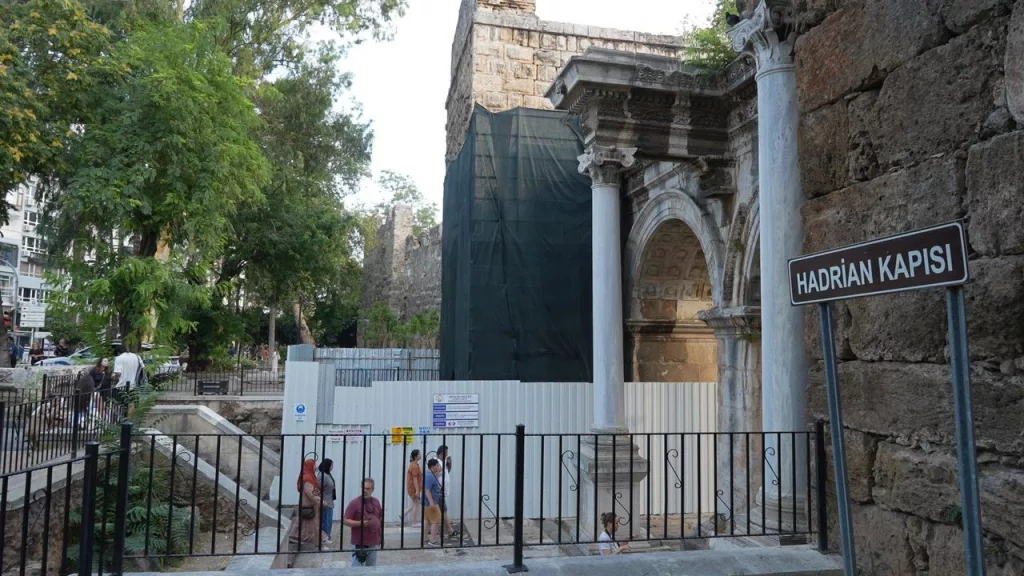 ANTALYA'NIN SEMBOLÜ HADRİAN RESTORE EDİLECEK