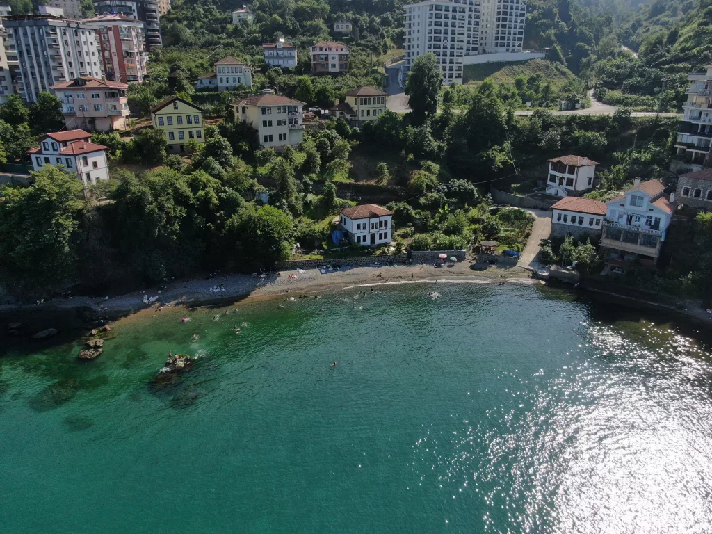BURASI NE EGE NE AKDENİZ BURASI KARADENİZ KONAKÖNÜ EGE VE AKDENİZ BÖLGESİNİ ANDIRAN KOYLARI İLE DİKKAT ÇEKİYOR TRABZON'UN ARAKLI İLÇESİNDE KALECİK VE KONAKÖNÜ MAHALLESİ ARASINDAKİ KOYLAR DOĞAL GÜZELLİKLERİYLE HAYRAN BIRAKIYOR