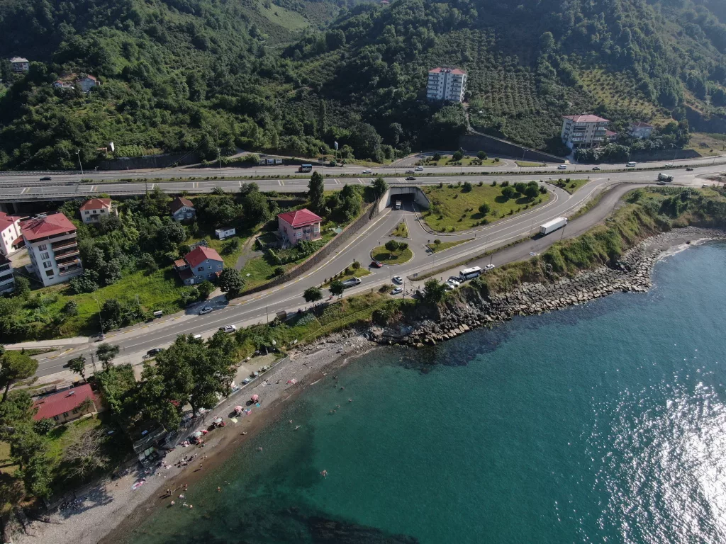 BURASI NE EGE NE AKDENİZ BURASI KARADENİZ KONAKÖNÜ EGE VE AKDENİZ BÖLGESİNİ ANDIRAN KOYLARI İLE DİKKAT ÇEKİYOR TRABZON'UN ARAKLI İLÇESİNDE KALECİK VE KONAKÖNÜ MAHALLESİ ARASINDAKİ KOYLAR DOĞAL GÜZELLİKLERİYLE HAYRAN BIRAKIYOR