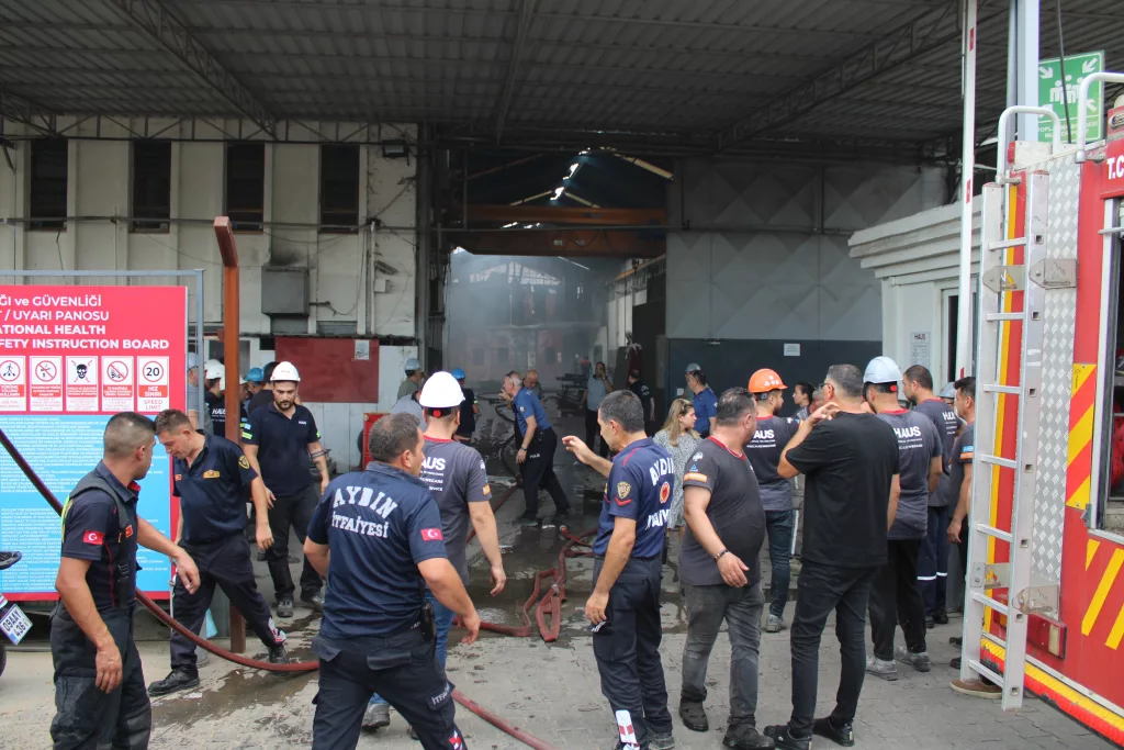AYDIN'DA FABRİKA YANGINI: 9 KİŞİ DUMANDAN ETKİLENDİ