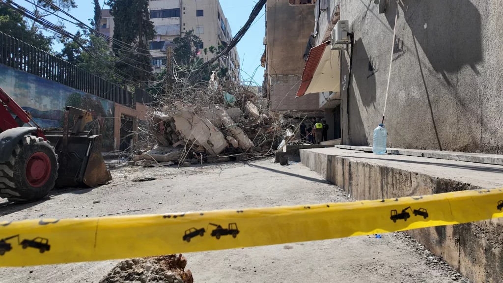 İSRAİL'İN BEYRUT'TA VURDUĞU BİNA GÖRÜNTÜLENDİ BEYRUT SALDIRISINDA BİLANÇO ARTIYOR: 4 ÖLÜ, 83 YARALI İSRAİL'İN SALDIRIYI 3 FÜZE İLE GERÇEKLEŞTİRDİĞİ AÇIKLANDI