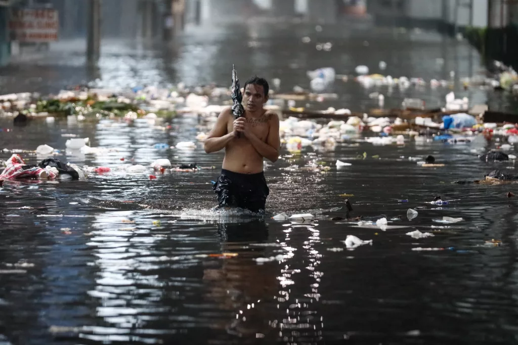 Monsoon rains caused by typhoon Gaemi causes flood in Metro Manila