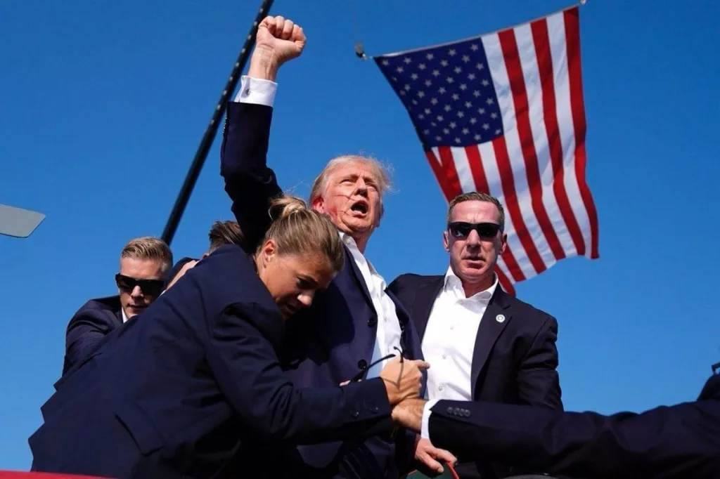 ABD ESKİ BAŞKANI TRUMP'A MİTİNGDE KONUŞMA YAPTIĞI SIRADA SUİKAST GİRİŞİMİ