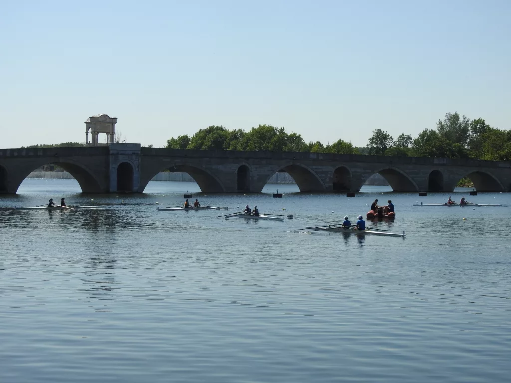 EDİRNE'DEKİ MERİÇ NEHRİ'NDE İLK RESMİ KÜREK YARIŞLARI BAŞLADI