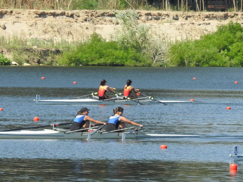 EDİRNE'DEKİ MERİÇ NEHRİ'NDE İLK RESMİ KÜREK YARIŞLARI BAŞLADI